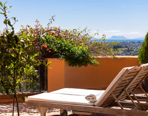 ELEGANT 3-BEDROOM GROUND-FLOOR APARTMENT IN NUEVA ANDALUCÍA