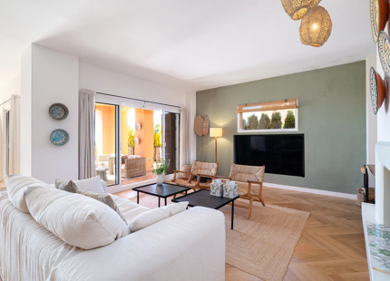 ELEGANT 3-BEDROOM GROUND-FLOOR APARTMENT IN NUEVA ANDALUCÍA