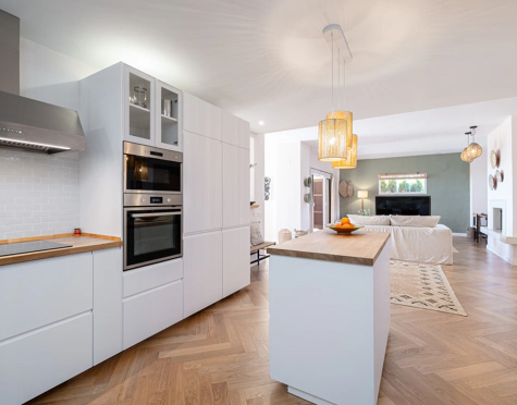 ELEGANT 3-BEDROOM GROUND-FLOOR APARTMENT IN NUEVA ANDALUCÍA