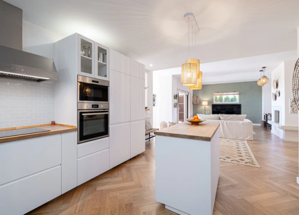 ELEGANT 3-BEDROOM GROUND-FLOOR APARTMENT IN NUEVA ANDALUCÍA