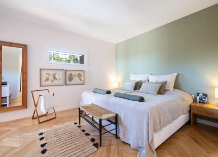 ELEGANT 3-BEDROOM GROUND-FLOOR APARTMENT IN NUEVA ANDALUCÍA