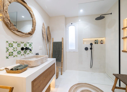 ELEGANT 3-BEDROOM GROUND-FLOOR APARTMENT IN NUEVA ANDALUCÍA