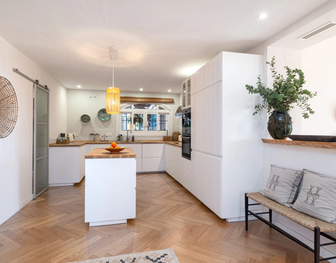ELEGANT 3-BEDROOM GROUND-FLOOR APARTMENT IN NUEVA ANDALUCÍA