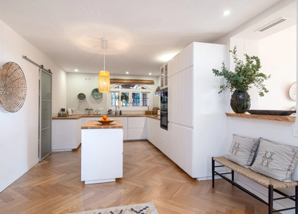 ELEGANT 3-BEDROOM GROUND-FLOOR APARTMENT IN NUEVA ANDALUCÍA