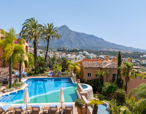 ELEGANT 3-BEDROOM GROUND-FLOOR APARTMENT IN NUEVA ANDALUCÍA