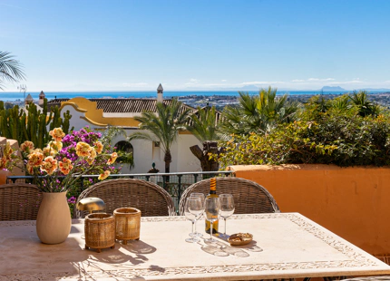 ELEGANT 3-BEDROOM GROUND-FLOOR APARTMENT IN NUEVA ANDALUCÍA
