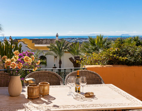 ELEGANT 3-BEDROOM GROUND-FLOOR APARTMENT IN NUEVA ANDALUCÍA