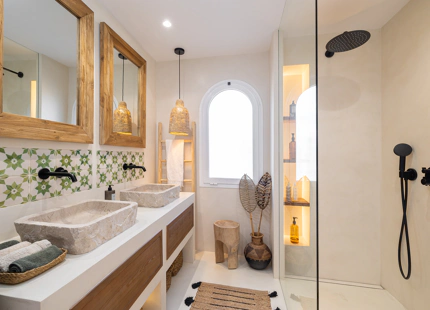 ELEGANT 3-BEDROOM GROUND-FLOOR APARTMENT IN NUEVA ANDALUCÍA