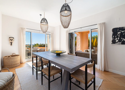 ELEGANT 3-BEDROOM GROUND-FLOOR APARTMENT IN NUEVA ANDALUCÍA