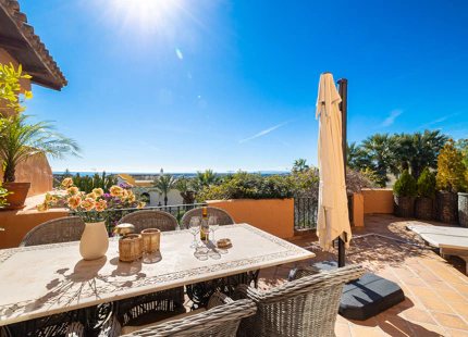 ELEGANT 3-BEDROOM GROUND-FLOOR APARTMENT IN NUEVA ANDALUCÍA