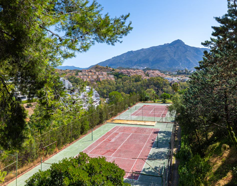 ELEGANT 3-BEDROOM GROUND-FLOOR APARTMENT IN NUEVA ANDALUCÍA