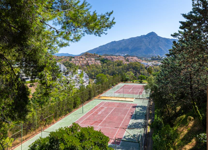 ELEGANT 3-BEDROOM GROUND-FLOOR APARTMENT IN NUEVA ANDALUCÍA