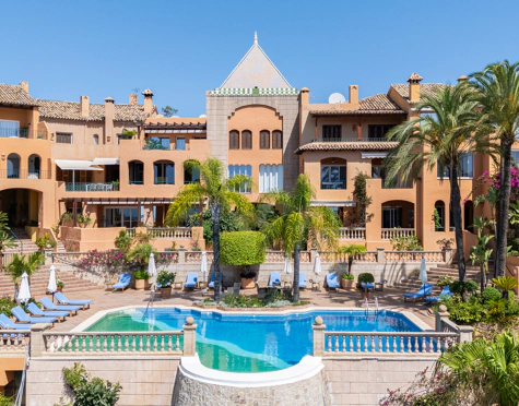 ELEGANT 3-BEDROOM GROUND-FLOOR APARTMENT IN NUEVA ANDALUCÍA