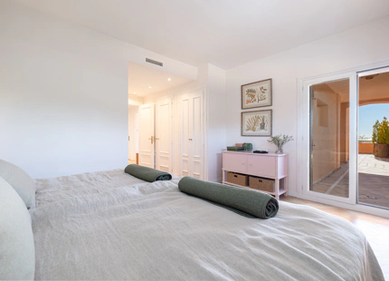 ELEGANT 3-BEDROOM GROUND-FLOOR APARTMENT IN NUEVA ANDALUCÍA