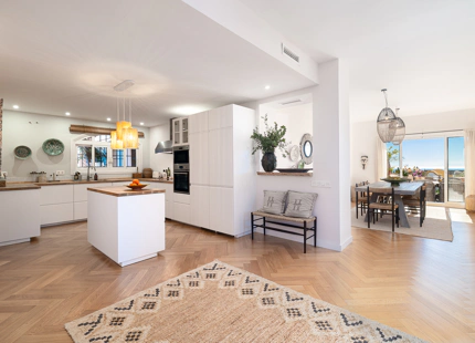 ELEGANT 3-BEDROOM GROUND-FLOOR APARTMENT IN NUEVA ANDALUCÍA