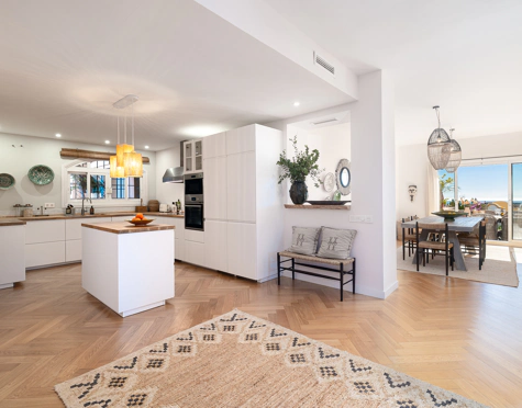 ELEGANT 3-BEDROOM GROUND-FLOOR APARTMENT IN NUEVA ANDALUCÍA