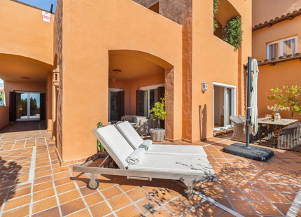 ELEGANT 3-BEDROOM GROUND-FLOOR APARTMENT IN NUEVA ANDALUCÍA