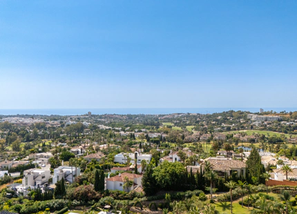ELEGANT 3-BEDROOM GROUND-FLOOR APARTMENT IN NUEVA ANDALUCÍA
