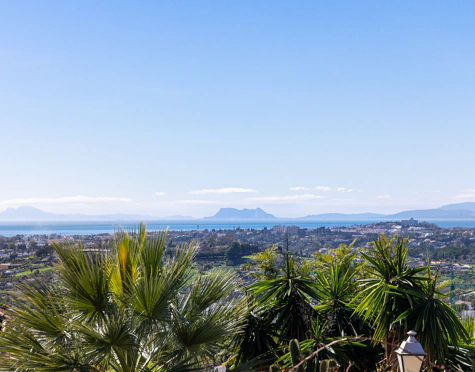 ELEGANT 3-BEDROOM GROUND-FLOOR APARTMENT IN NUEVA ANDALUCÍA