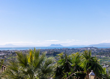 ELEGANT 3-BEDROOM GROUND-FLOOR APARTMENT IN NUEVA ANDALUCÍA