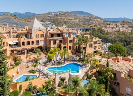 ELEGANT 3-BEDROOM GROUND-FLOOR APARTMENT IN NUEVA ANDALUCÍA