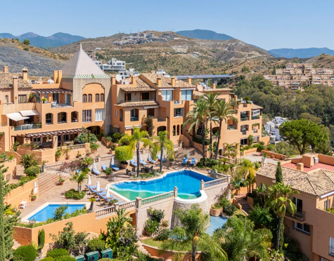 ELEGANT 3-BEDROOM GROUND-FLOOR APARTMENT IN NUEVA ANDALUCÍA