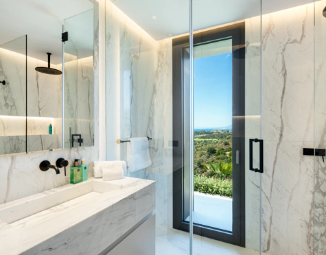 EXCEPTIONAL LUXURY VILLA WITH OUTSTANDING FEATURES IN MARBELLA EAST