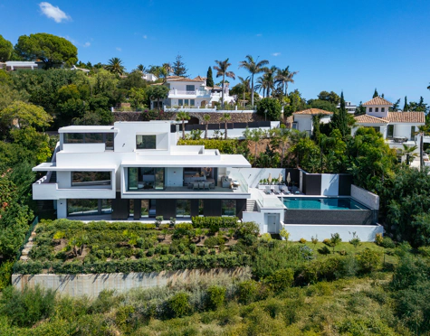 EXCEPTIONAL LUXURY VILLA WITH OUTSTANDING FEATURES IN MARBELLA EAST
