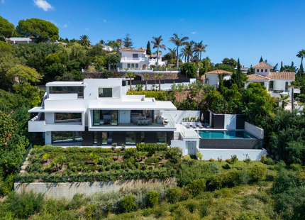 EXCEPTIONAL LUXURY VILLA WITH OUTSTANDING FEATURES IN MARBELLA EAST