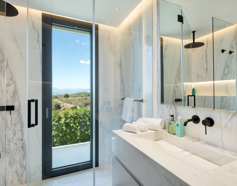 EXCEPTIONAL LUXURY VILLA WITH OUTSTANDING FEATURES IN MARBELLA EAST