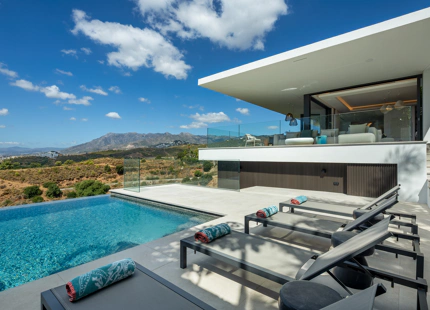 EXCEPTIONAL LUXURY VILLA WITH OUTSTANDING FEATURES IN MARBELLA EAST