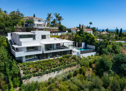 EXCEPTIONAL LUXURY VILLA WITH OUTSTANDING FEATURES IN MARBELLA EAST