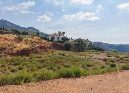 SOUTH-FACING 3.127 M² PLOT WITH PANORAMIC VIEWS IN BENAHAVÍS
