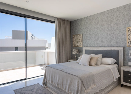 EXCEPTIONAL 4-BEDROOM TOWNHOUSE WITH PANORAMIC SEA VIEWS IN MIJAS COSTA