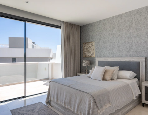 EXCEPTIONAL 4-BEDROOM TOWNHOUSE WITH PANORAMIC SEA VIEWS IN MIJAS COSTA