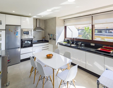 BEAUTIFUL 2-BEDROOM APARTMENT IN LA DAMA DE NOCHE