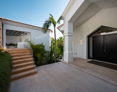 Villa for sale in El Herrojo, Benahavis