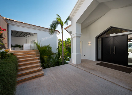EXCEPCIONAL VILLA DE NUEVA CONSTRUCCIÓN CON PRESTACIONES EXTRAORDINARIAS EN BENAHAVÍS