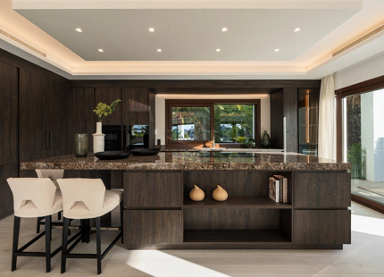 EXCEPCIONAL VILLA DE NUEVA CONSTRUCCIÓN CON PRESTACIONES EXTRAORDINARIAS EN BENAHAVÍS