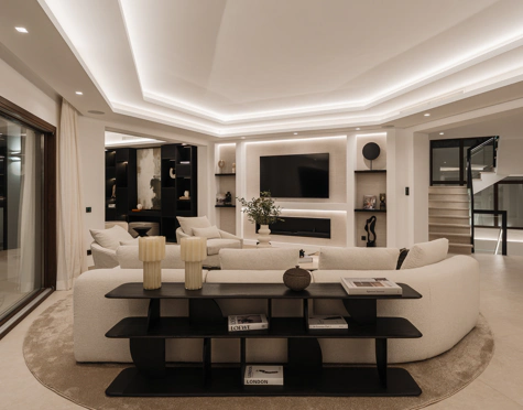Villa for sale in El Herrojo, Benahavis