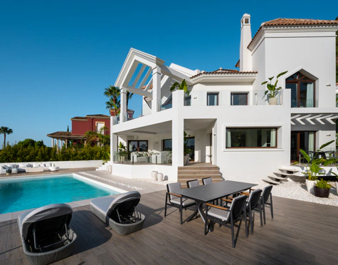 Villa for sale in El Herrojo, Benahavis