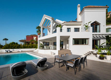 EXCEPCIONAL VILLA DE NUEVA CONSTRUCCIÓN CON PRESTACIONES EXTRAORDINARIAS EN BENAHAVÍS