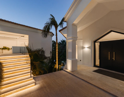 Villa for sale in El Herrojo, Benahavis
