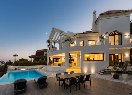 EXCEPCIONAL VILLA DE NUEVA CONSTRUCCIÓN CON PRESTACIONES EXTRAORDINARIAS EN BENAHAVÍS