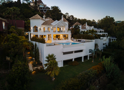 EXCEPCIONAL VILLA DE NUEVA CONSTRUCCIÓN CON PRESTACIONES EXTRAORDINARIAS EN BENAHAVÍS