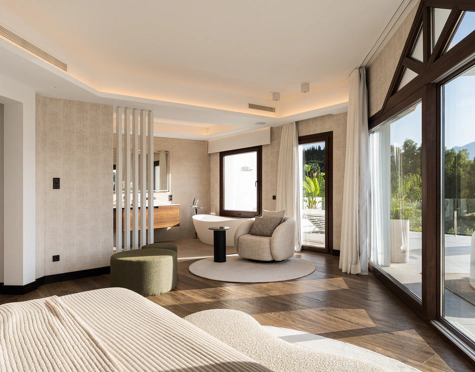 Villa for sale in El Herrojo, Benahavis