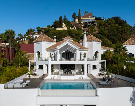 Villa for sale in El Herrojo, Benahavis