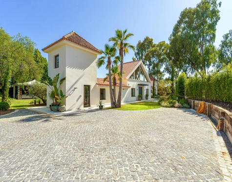 EXCEPTIONAL ONE-LEVEL LUXURY VILLA IN PUERTO BANÚS, MARBELLA