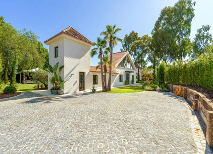 EXCEPCIONAL VILLA DE LUJO DE UNA SOLA PLANTA EN PUERTO BANÚS, MARBELLA