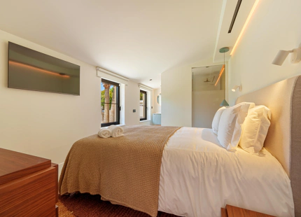 EXCEPCIONAL VILLA DE LUJO DE UNA SOLA PLANTA EN PUERTO BANÚS, MARBELLA